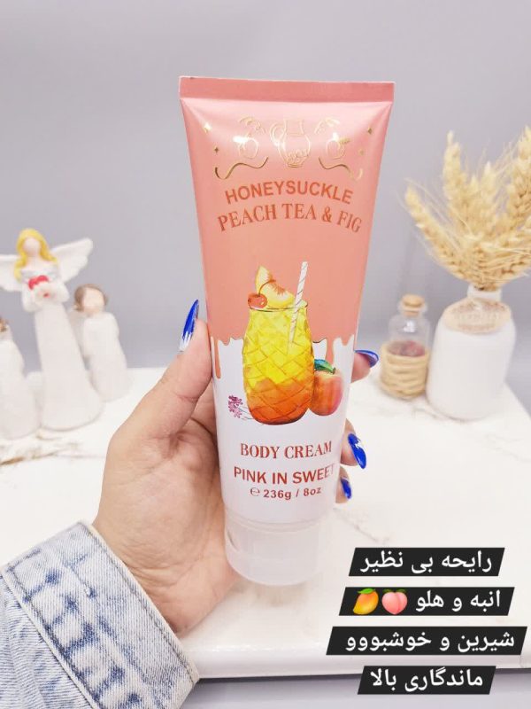 لوسیون عطری فوق العاده خوشبو و آبرسان برند PINK IN SWEET حجم 236 گرم مدل HONEYSUCKLE PEACH TEA & FIG کد 5210 1